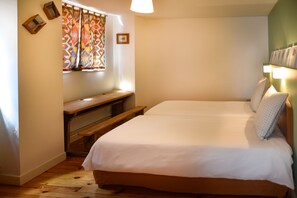 4 bedrooms, travel cot, free WiFi, bed sheets - Cosy and quiet gîte with a paved courtyard planted with flowers, 5 minutes from the center. (Ribeauvillé)