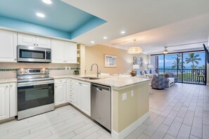 Refrigerador, microondas, horno, placa de cocina