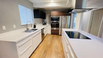 Geladeira, micro-ondas, fogão, cooktop