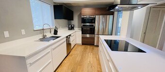 MODERN, STYLISH HOME w/ open floor concept in top location, fully equipped