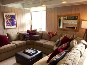 Smart TV, fireplace, Netflix, Hulu
