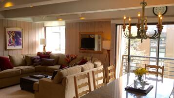 Smart TV, fireplace, Netflix, Hulu