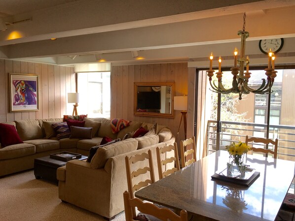 Smart TV, fireplace, Netflix, Hulu