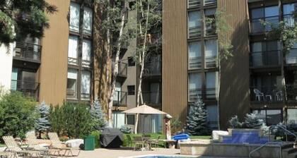 Upea 2017 päivitetty Condo, lyhyt kävelymatka Hissit, takat, parvekkeet, näkymät!