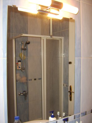 Een douche, een haardroger, handdoeken