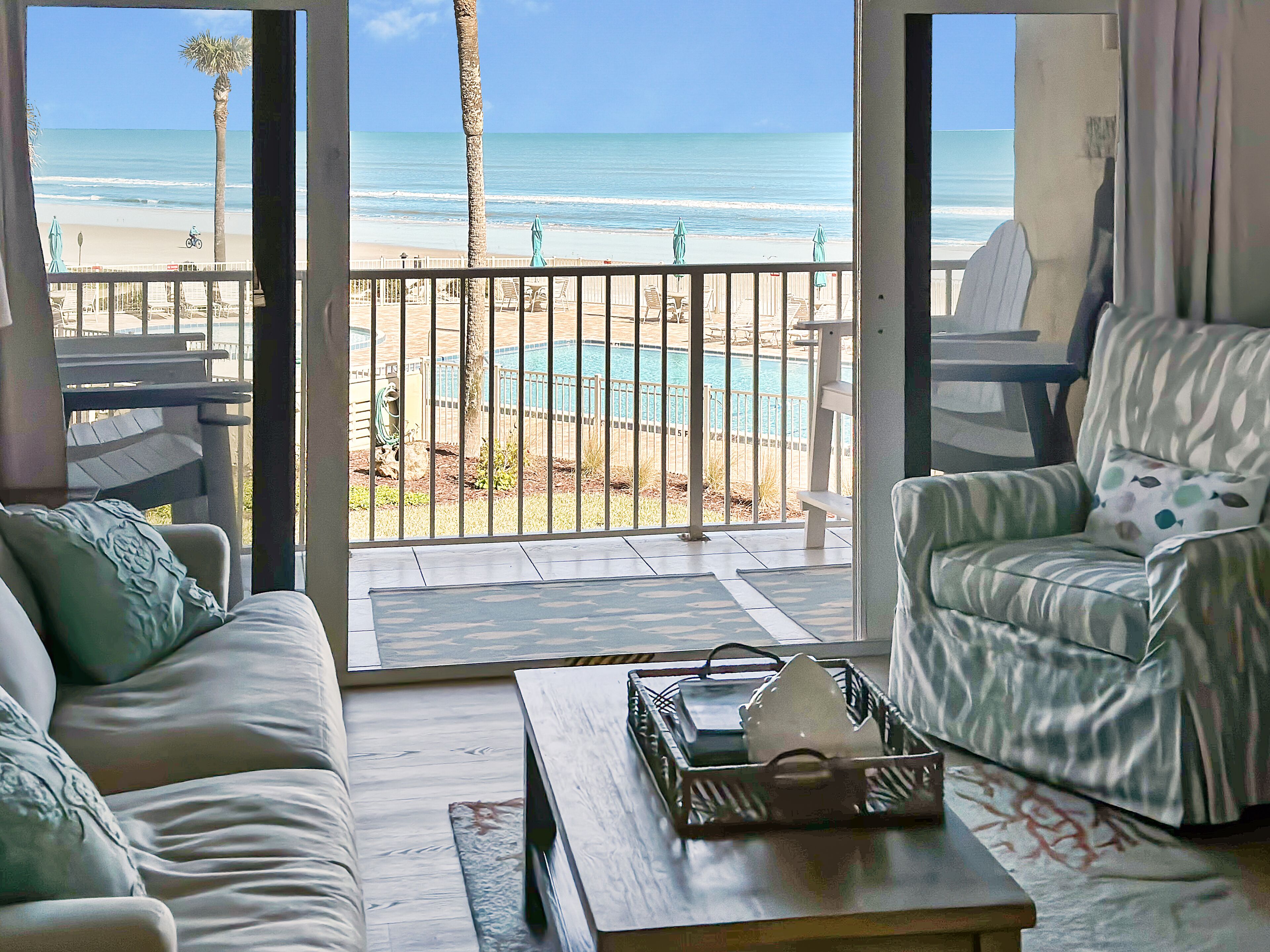 Smart TV, lettore DVD, libri, biblioteca musicale