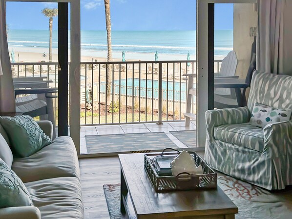 Smart-tv, dvd-spelare, böcker och ett musikbibliotek