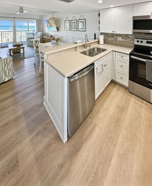 Kylskåp, mikrovågsugn, ugn och spishäll