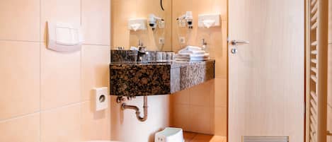 Douche, séchoir à cheveux, serviettes fournies, savon