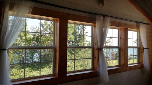 Écoutez l'accident des vagues de ce Sweet Lake Superior Loft près de Grand Marais 