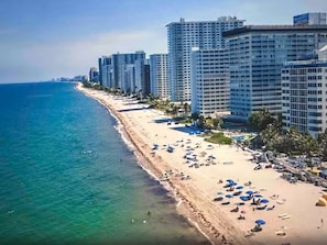 Sulla spiaggia, lettini da mare, teli da spiaggia