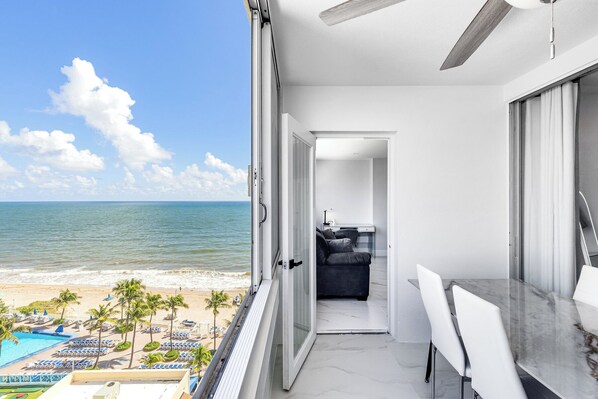 Outdoor dining - B.E.A.C.H Resort-Views-Fully modern renovated condo-On the BEACH-No resort fee (Fort Lauderdale)