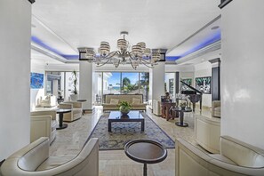 Interior - B.E.A.C.H Resort-Views-Fully modern renovated condo-On the BEACH-No resort fee (Fort Lauderdale)