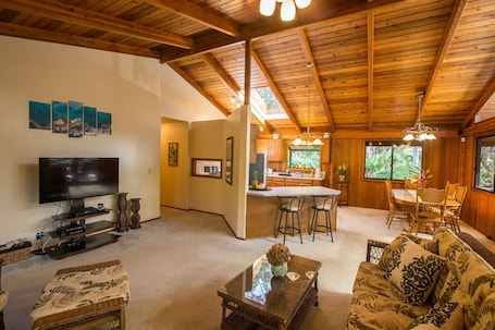 Smart TV, fireplace, DVD player, books. Hale Mauna Loa Volcano Vacation Getaway-Upper Level Volcanoes National Park