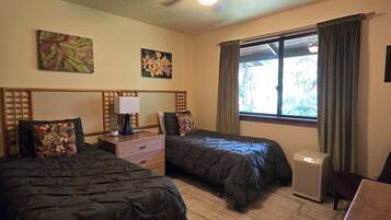 3 habitaciones, escritorio y tabla de planchar con plancha
