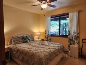 3 bedrooms, desk, iron/ironing board, travel crib - Hale Mauna Loa Volcano Vacation Getaway-Upper Level Volcanoes National Park (Volcano)