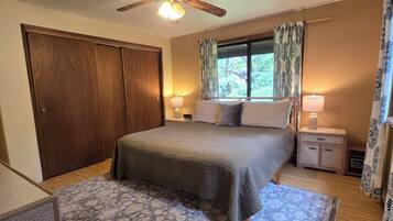 3 habitaciones, escritorio y tabla de planchar con plancha