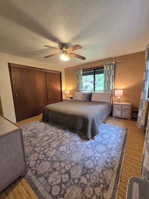3 Schlafzimmer, Schreibtisch, Bügeleisen/Bügelbrett, Reisekinderbett