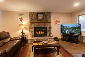 Téléviseur, foyer, lecteur de DVD, bureau