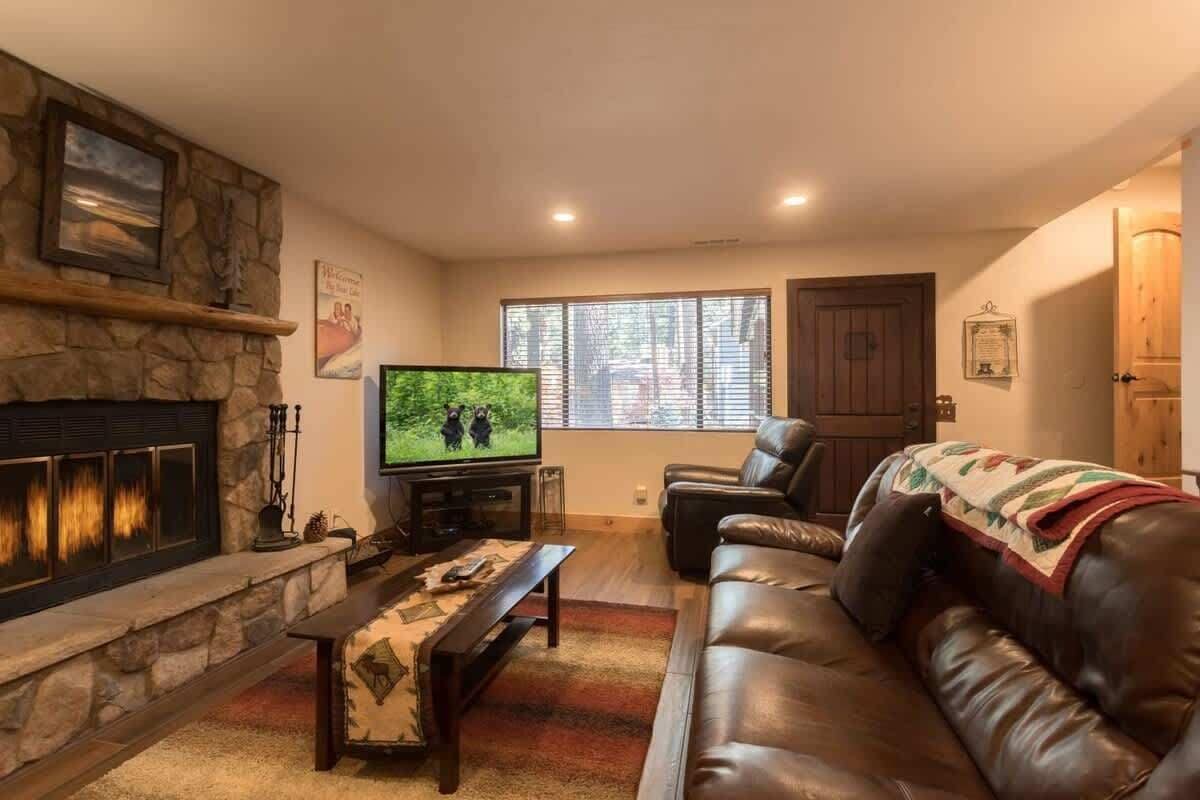 Steps To Summit! Indoor Spa. Fireplace. Nice Deck. - Big Bear Lake, CA