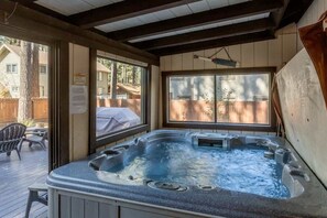 Interior - Steps to Summit! Indoor Spa. Fireplace. Nice Deck. (Big Bear)