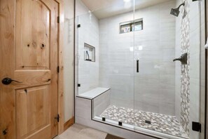 Bañera, secador de pelo, toallas y champú