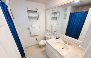Shower, hair dryer, towels - Sonoran Spa W308 - 2 BR Next to the Pool, High Speed Wi-Fi - Beachfront Upper Floor Luxury Condo (Puerto Peñasco)