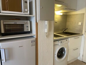 Interior - Cozy Studio Near Beach & Shops - Sleeps 2 (Fréjus)