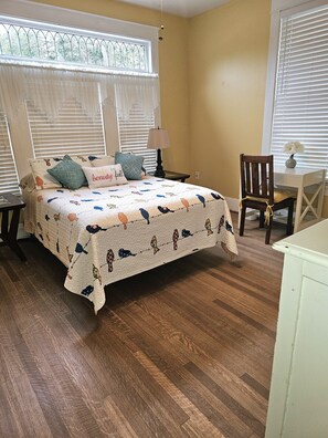 2 habitaciones, escritorio, tabla de planchar con plancha y wifi gratis 