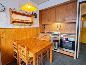 Fridge, oven, coffee/tea maker, toaster