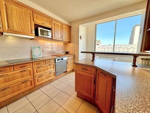 Kylskåp, mikrovågsugn, ugn och diskmaskin