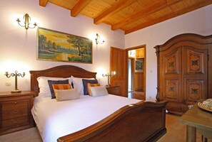 6 bedrooms, iron/ironing board, WiFi, bed sheets