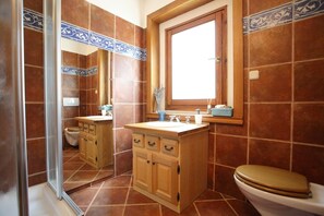 Suihkun ja ammeen yhdistelmä, hiustenkuivaaja, bidee, pyyhkeet