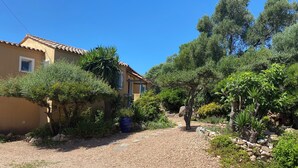 A residential area with a gravel driveway leading to a house with a tiled roof. - PORTO-VECCHIO - 5 MIN FROM PALOMBAGGIA BEACHES<br> (Porto-Vecchio)