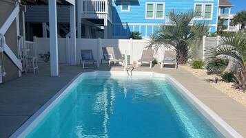 Een buitenzwembad en een verwarmd zwembad