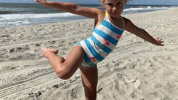 Vlak bij het strand, ligstoelen