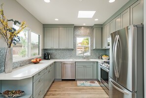 Fridge, microwave, oven, stovetop - Pristine, private home with OCEAN VIEWS near Del Mar & Torrey Pines (San Diego)