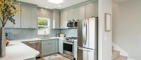 Refrigerador, microondas, horno, placa de cocina