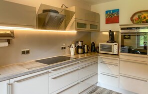 Refrigerador, horno, lavavajillas y cafetera y tetera