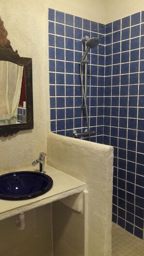 Douche, serviettes fournies, papier de toilette