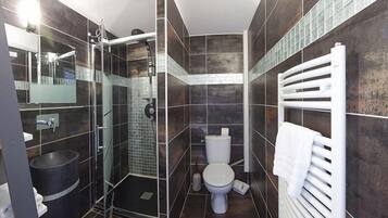 Badkamer | Een douche, handdoeken, toiletpapier