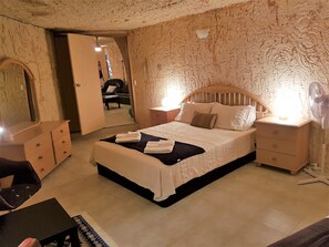 2 chambres, bureau, chambres insonorisées, fer et planche à repasser