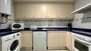 Kjøleskap, mikrobølgeovn, ovn og oppvaskmaskin