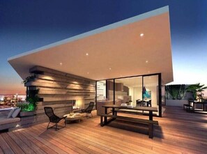 Outdoor dining - Eden on the River Apartment, Pool (Abbotsford)