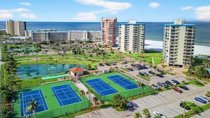 Un hôtel composé de plusieurs immeubles de grande hauteur, doté d’un court de tennis et d’un parking.