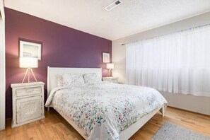 4 bedrooms, iron/ironing board, WiFi, bed sheets