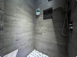 Asciugacapelli, asciugamani, sapone, shampoo