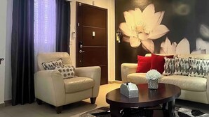 Ein Wohnzimmer mit zwei Sofas, einem Couchtisch und einem Deckenventilator.
