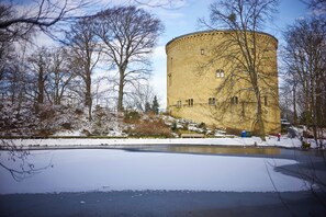 Unclassified image, 2 of 29, button