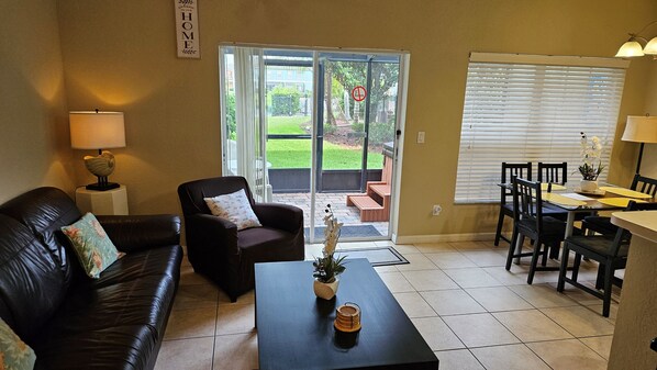 Smart-TV, Videospiele, DVD-Player, Tischfußball